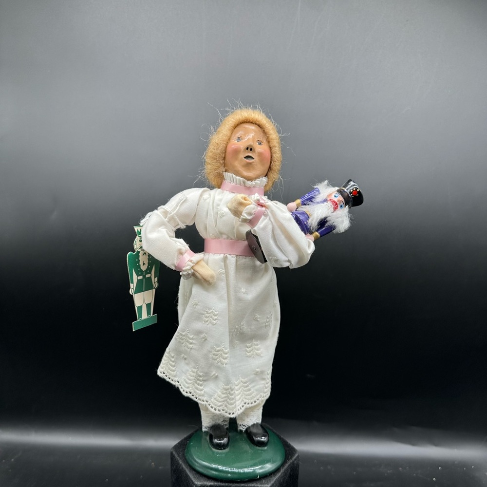 Byers’ Choice Retired Caroler Marie & Book Treasury of Carolers. - Picture 2 of 10